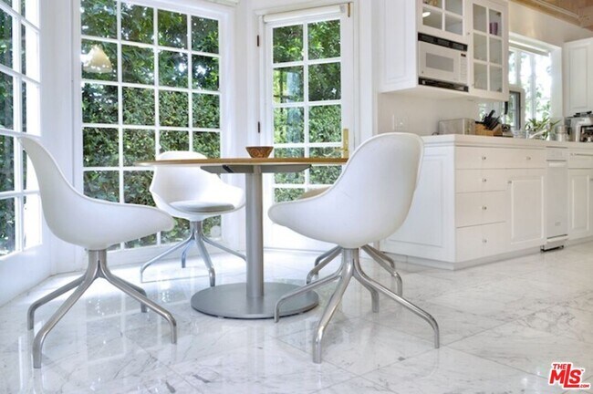 Building Photo - 4031 Hollyline Ave