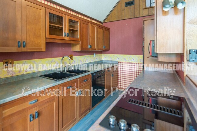 Building Photo - 165 Lakeshore Ct