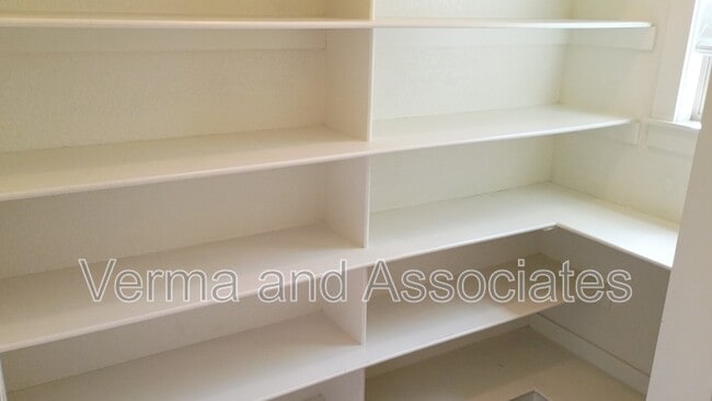 Building Photo - 1610 Sweetbriar Way