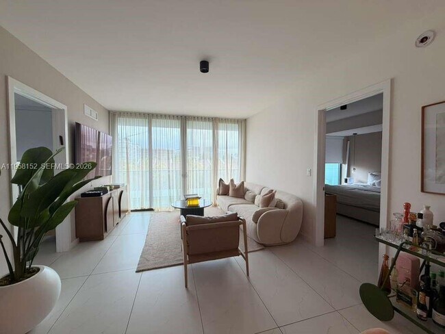 Building Photo - 9901 W Bay Harbor Dr