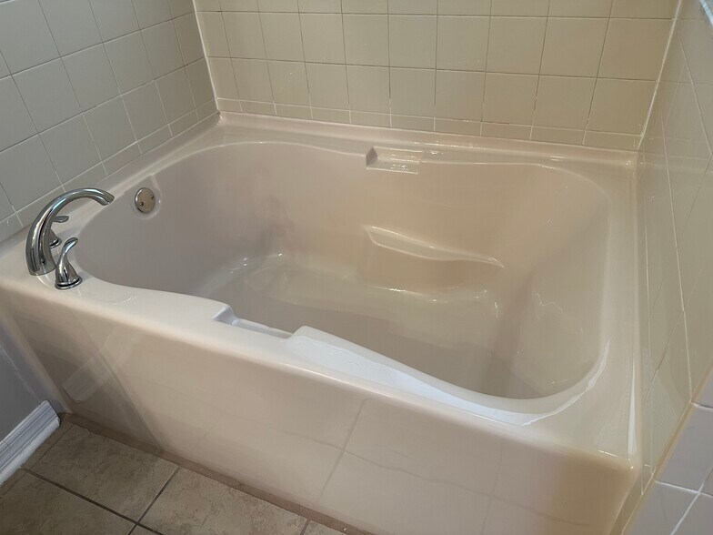 Garden soaker tub - 11253 Running Pine Dr
