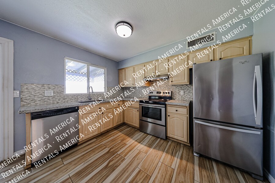 Building Photo - 15851 N 23rd St