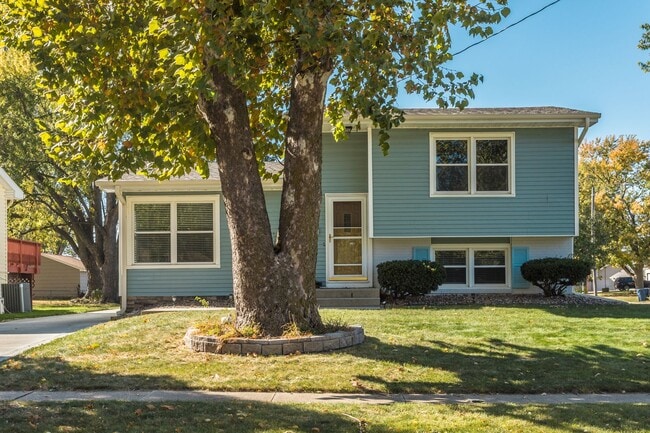 Building Photo - Great Urbandale home!