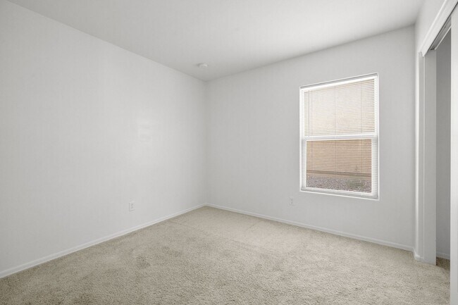 Building Photo - New home in Valencia Crossing!