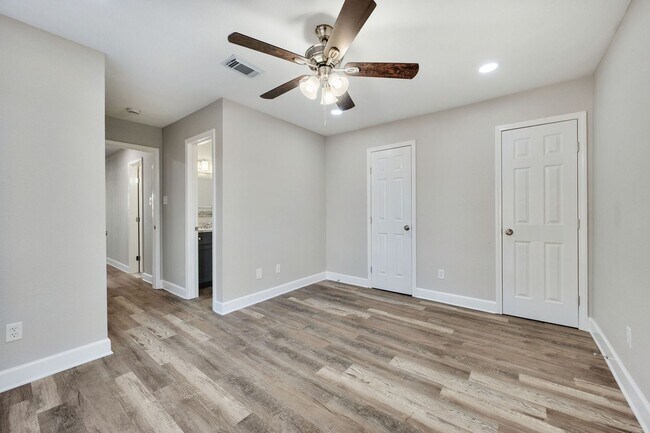 Building Photo - 1005 Summer Ct Cir