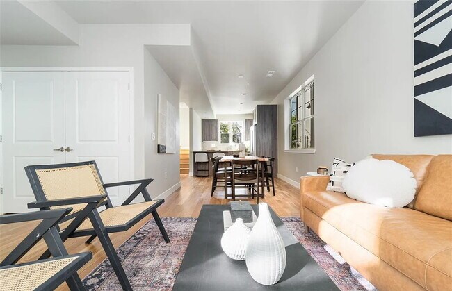 Building Photo - Amazing Jefferson Park 2 Bed / 4 bath Dupl...