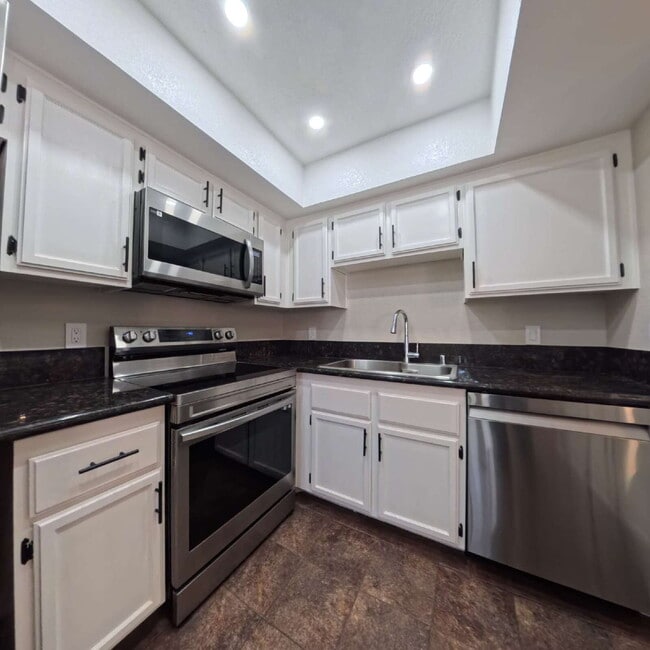 Building Photo - Stunning 2-Bedroom Condo 2nd Floor at The Lakes!
