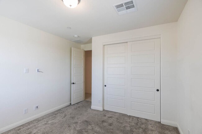 Building Photo - Stunning 5 Bed, 4 Full Baths And 2 Half Ba...