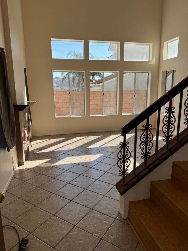Building Photo - Beautiful 3 Bedroom House in Private Fontana Area CA 92337