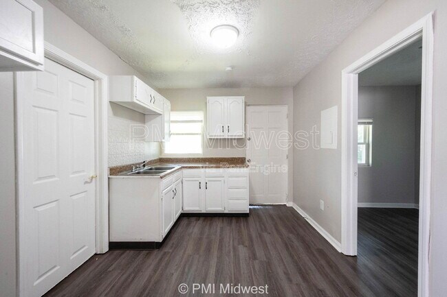 Building Photo - 524 W 23rd St