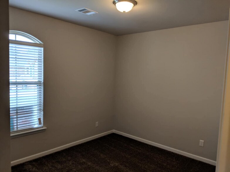 Building Photo - 8194 Fairlane Dr