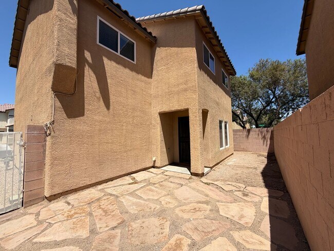 Building Photo - 4 Bedroom 2 Story Home