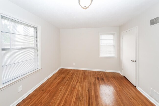 Building Photo - 3045 Beauchamp Dr