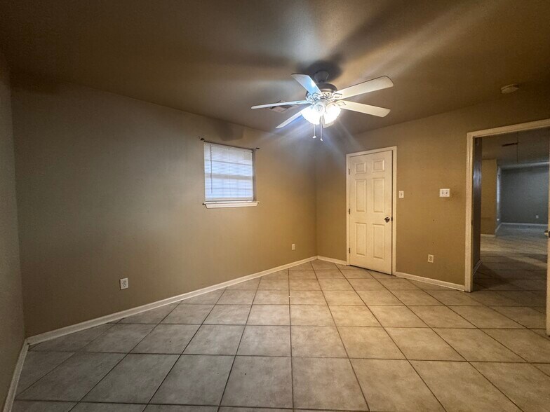 Building Photo - 8508 Valor Dr