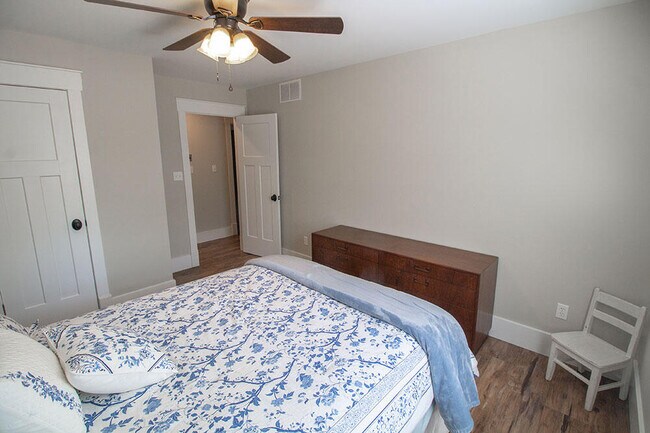 Building Photo - 3104 Oak Lawn Dr