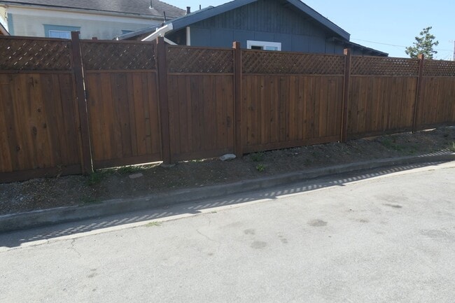 Building Photo - Studio Apartment Available. Watsonville, C...
