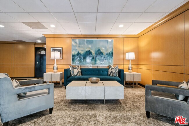 Building Photo - 100 S Doheny Dr