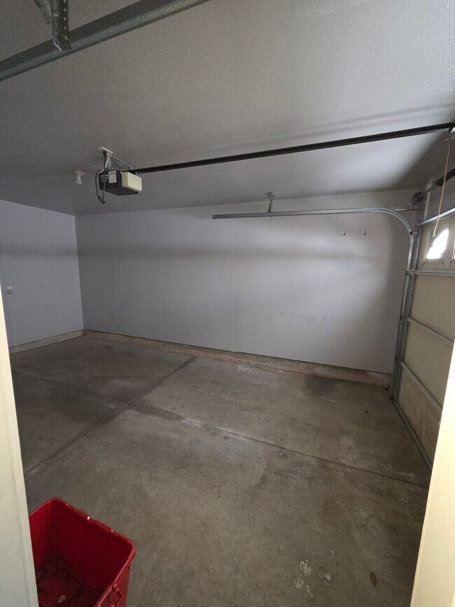 Building Photo - Discover your dream Townhome in Manitowoc!