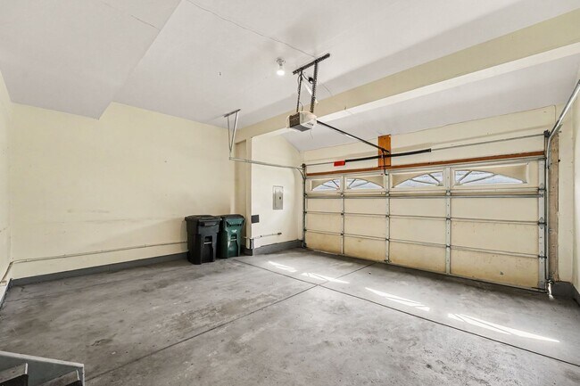 Building Photo - Spacious 3 Bed 2.5 Bath in the heart of Aurora!