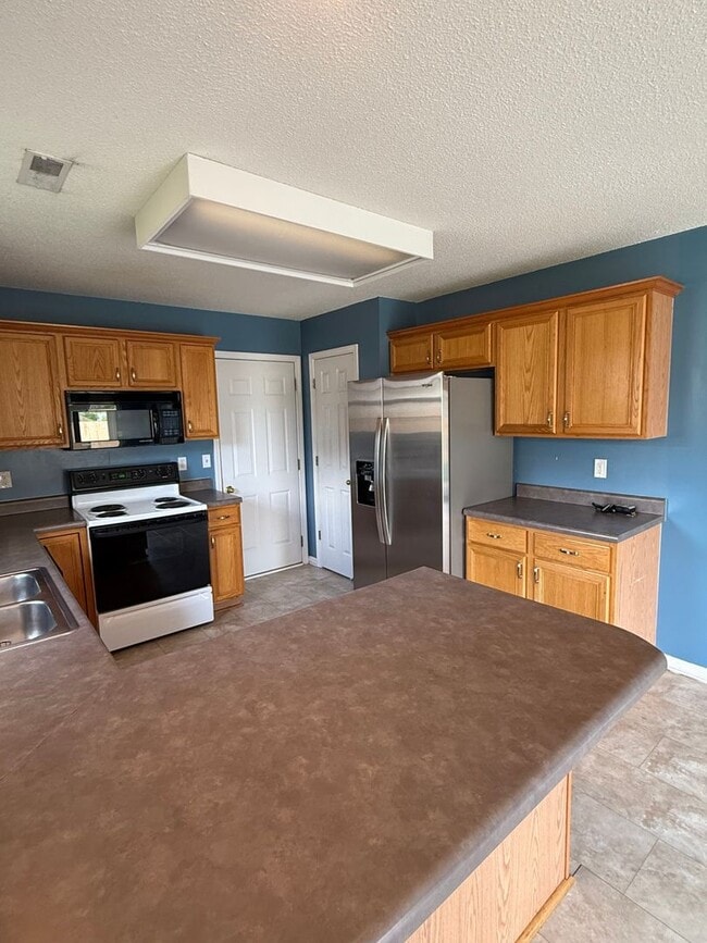 Building Photo - 3 bed 2 bath Home with fenced in backyard