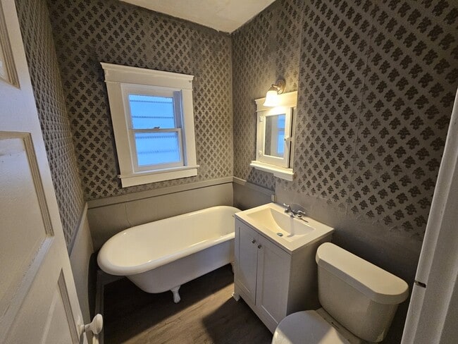 Building Photo - 2818 E 127th St