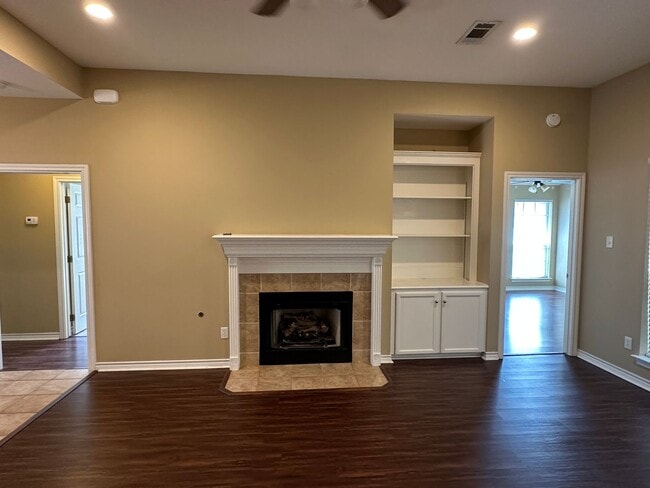 Building Photo - College Station -3 bedroom/2 bath - Fenced in back yard and House is in an EXCELLENT LOCATION