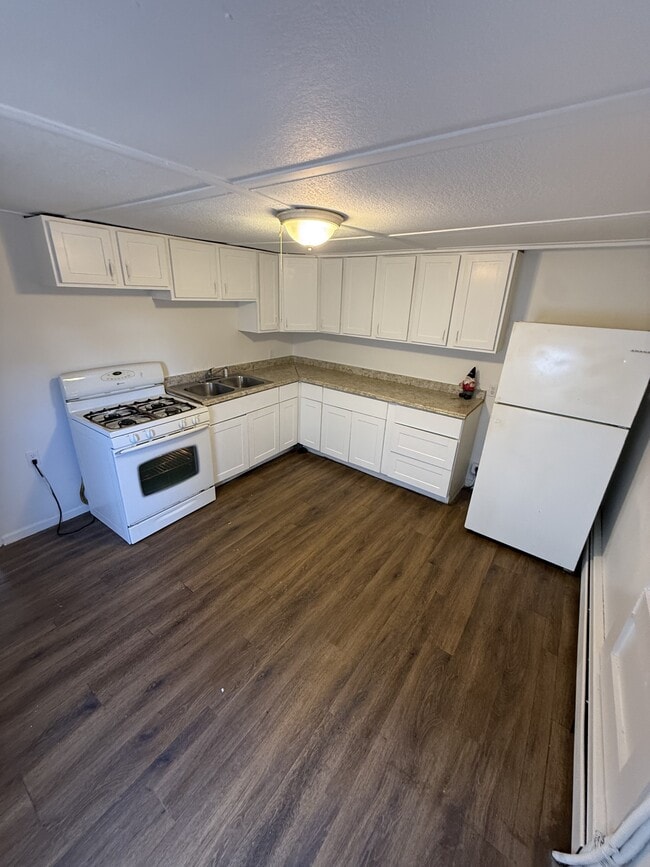 Building Photo - 353 Sherburne Ave