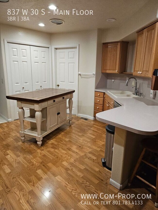 Building Photo - 837 W 30 S St