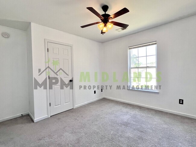 Building Photo - 492 Denman Loop