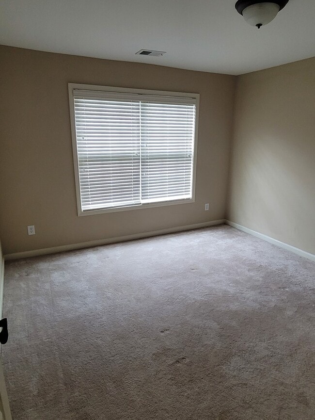 Building Photo - Home For Rent