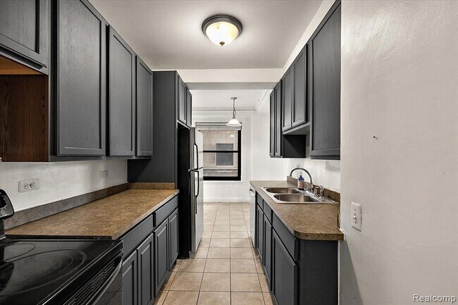 Building Photo - 15 E Kirby St