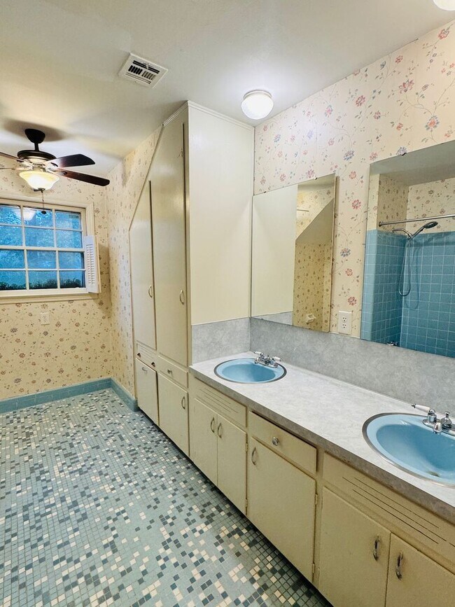 Building Photo - Gorgeous Interiors in this BONUS SPACE + 4...