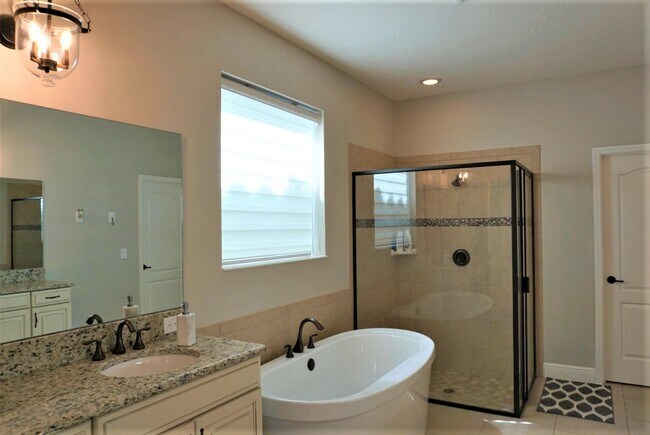 Building Photo - Orchard Hills 6 bed / 3.5 Bath - Partially Furniushed