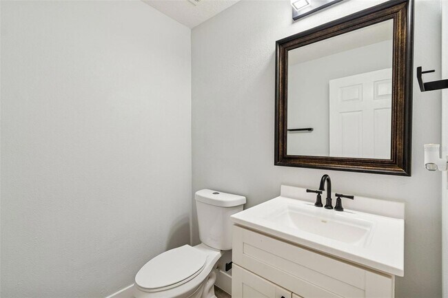 Building Photo - 18154 Sandy Pointe Dr