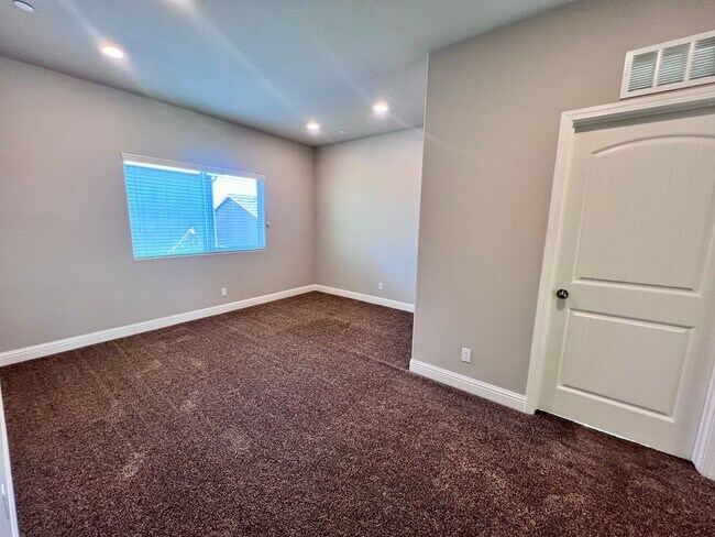 Building Photo - $2,795 Leonard & Gettysburg, 3 Bedroom 2.5...