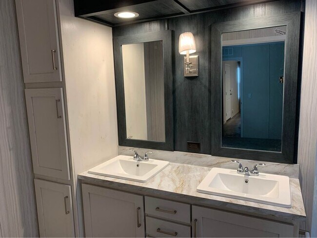 Building Photo - 485 Montana