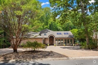 Building Photo - Gorgeous, Fully furnished 3 Bed 3.5 bath h...