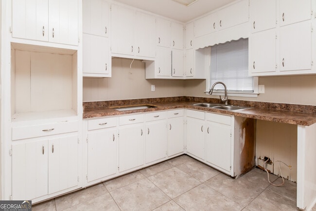 Building Photo - 892 Oak Dr