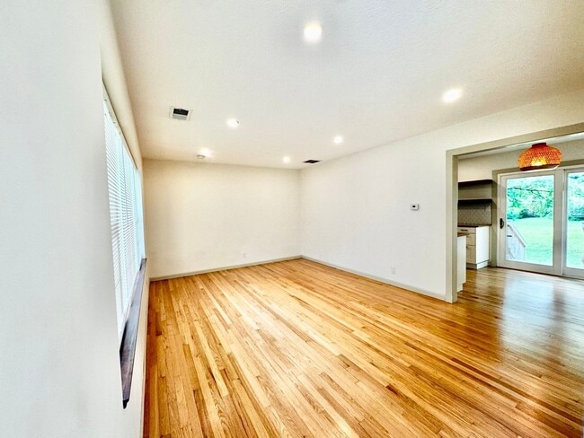 Building Photo - Charming Updated Home in Walkable Westwood
