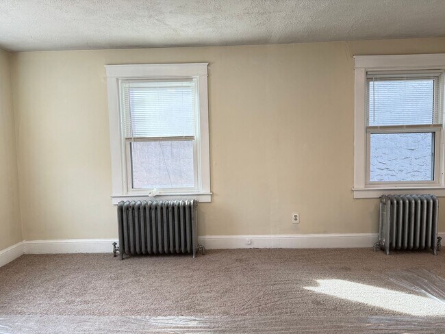 Building Photo - 839 E Walnut St