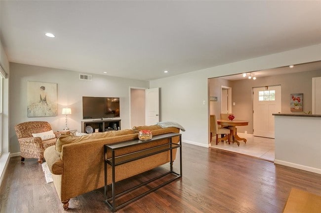 Building Photo - 847 Peavy Rd