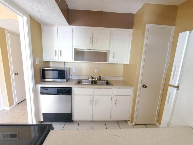 Building Photo - 6410 Del Monte Dr