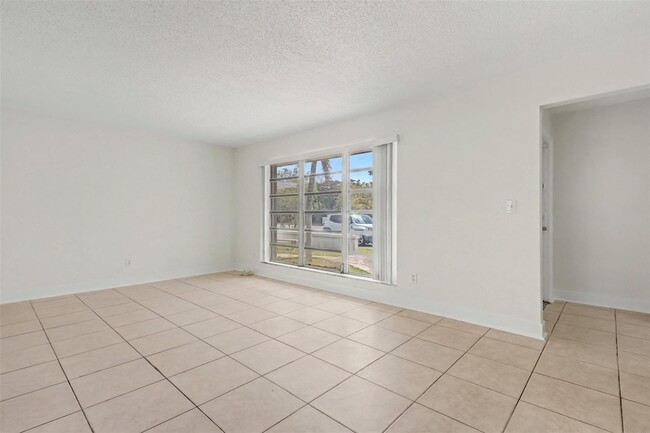 Building Photo - 6821-6825 NW 11th Place Unit 6825