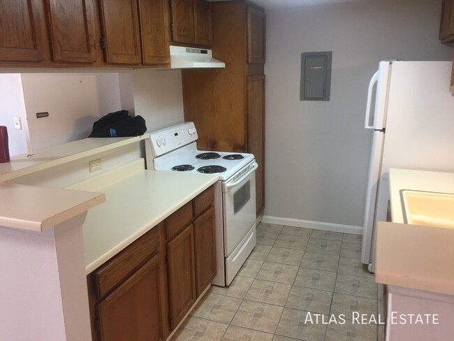 Primary Photo - Fresh and Spacious 3 bed 2 bath apartment ...