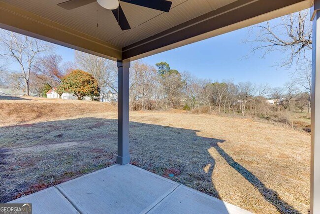 Building Photo - 585 Clayton St