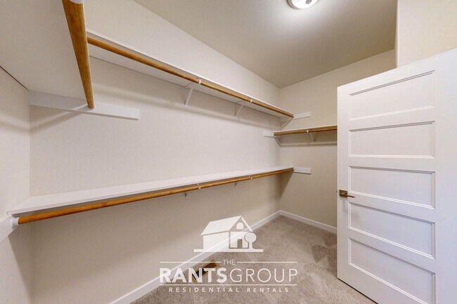 Building Photo - Beautiful Home! Easy JBLM commute!