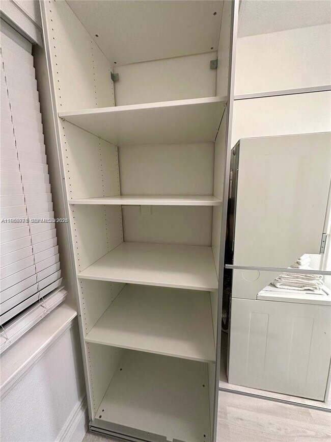 Building Photo - 126 Mendoza Ave