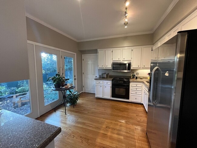 Building Photo - 2 Bedroom/ 2.5 Bath Townhome with 1 Car Ga...