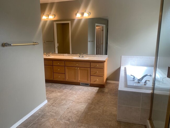 Building Photo - Incredibly maintained home in highly desirable Woodbrook! 4 bed, 3 bath + den! A MUST SEE!