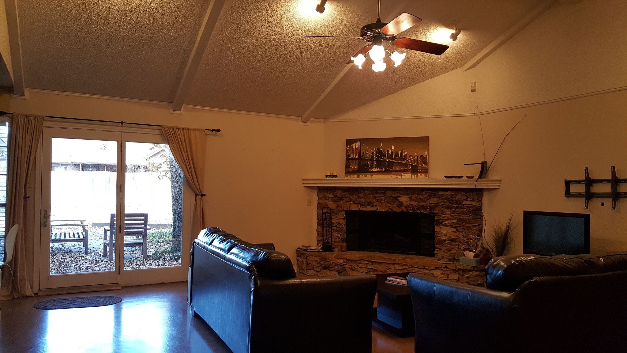 Building Photo - 825 Skylark Dr